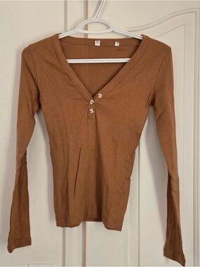 KOTN fitted Henley long sleeve tee V-neck tan beige pumpkin
